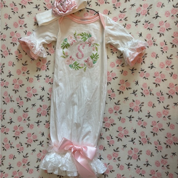 "S" newborn coming home outfit - Picture 2 of 2